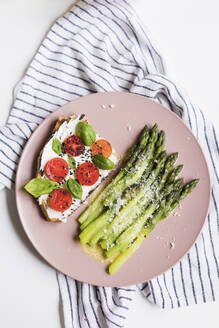 Healthy breakfast with green asparagus and sourdough sandwich with fresh tomatoes, basil leaves and sesame seeds - ONAF00544