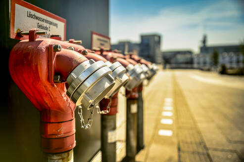 Deutschland, Nordrhein-Westfalen, Feuerhydranten im Medienhafen - FRF01023