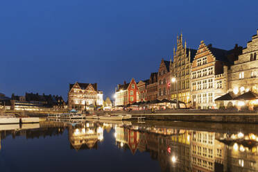 Belgien, Ostflandern, Gent, Historische Häuser an Graslei und Lys bei Nacht - GWF07829