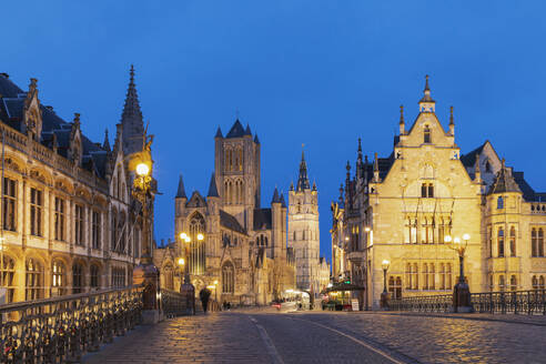 Belgien, Ostflandern, Gent, St.-Nikolaus-Kirche von der St.-Michaels-Brücke aus gesehen in der Abenddämmerung - GWF07833