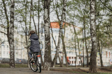 Junge fährt Fahrrad im Park - ANAF01532