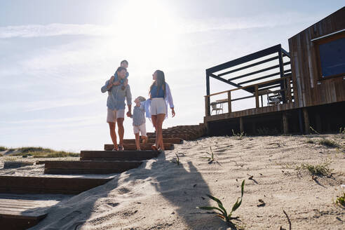 Gemeinsamer Umzug der Familie an einem sonnigen Tag am Strand - ASGF03715