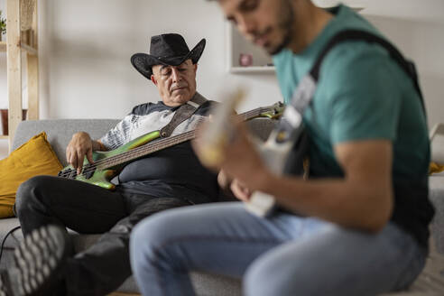 Musiker mit E-Gitarren beim gemeinsamen Üben zu Hause - JCCMF10458