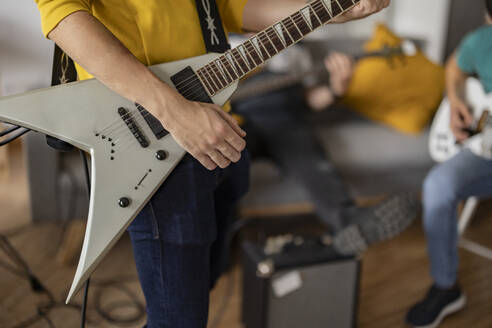 Rockgruppe übt gemeinsam zu Hause - JCCMF10460