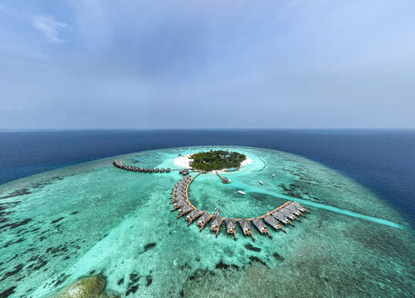 Panoramaaussicht auf das Meer mit Bungalows auf der Insel Thulhagiri auf den Malediven - AMF09921