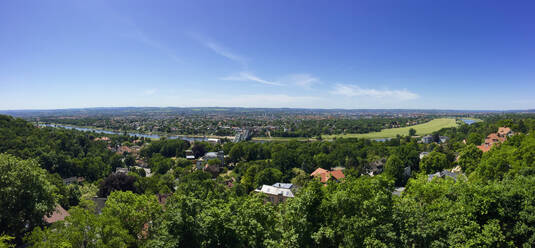 Deutschland, Sachsen, Dresden, Panoramablick auf den Fluss und die umliegende Landschaft im Sommer - JTF02350