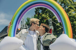 Lesben mit aufblasbarem Regenbogen, die sich gegenseitig küssen - VSNF01057