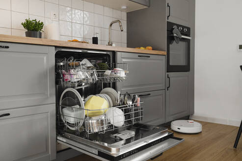 Geschirr im Geschirrspüler in der Küche zu Hause gewaschen - ALKF00333