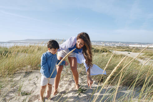 Mutter spielt mit Sohn am Sandstrand - ASGF03761