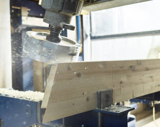 Nahaufnahme einer Maschine, die in einer Werkstatt Holz bearbeitet - CVF02425