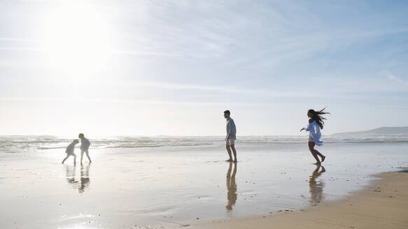 Familie genießt am Strand an einem sonnigen Tag - ASGF03798