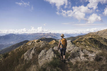 Wanderer, der die Natur erkundet und auf dem Berg wandert - UUF28914