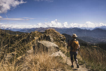 Wanderer mit Wanderstöcken auf Wanderweg - UUF28917