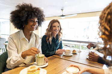 Glückliche Freunde verbringen Zeit miteinander in einem Cafe - PNAF05445