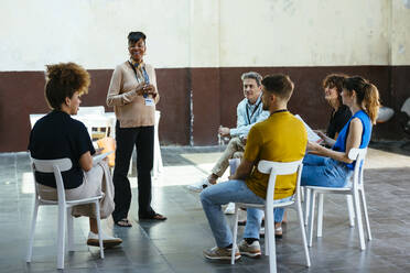 Geschäftsfrauen und Geschäftsmänner bei einem Treffen im Büro - EBSF03549