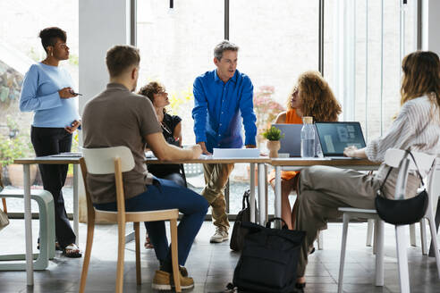 Geschäftskollegen besprechen Strategie am Schreibtisch im Büro - EBSF03591