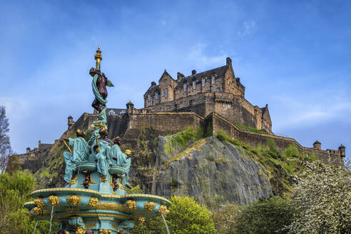 UK, Scotland, Edinburgh, Ross Fountain in front of Edinburgh Castle - ABOF00891
