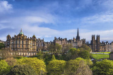 UK, Schottland, Edinburgh, Skyline der Altstadt im Frühling - ABOF00892