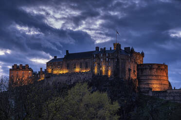 Großbritannien, Schottland, Edinburgh, Bewölkter Himmel über Edinburgh Castle in der Abenddämmerung - ABOF00895