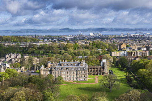 UK, Schottland, Edinburgh, Blick auf den Palace of Holyroodhouse im Frühling - ABOF00901