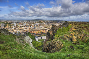 UK, Schottland, Edinburgh, Blick vom Hügel im Holyrood Park - ABOF00902