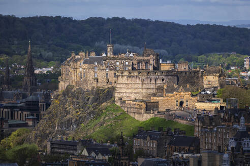 UK, Schottland, Edinburgh, Edinburgh Castle und umliegende Häuser - ABOF00904