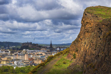 UK, Schottland, Edinburgh, Blick vom Holyrood Park mit Salisbury Crags Klippe im Vordergrund - ABOF00905