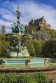 UK, Scotland, Edinburgh, Ross Fountain in front of Edinburgh Castle - ABOF00906