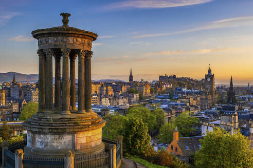 UK, Schottland, Edinburgh, Blick vom Calton Hill mit Dugald Stewart Monument im Vordergrund - ABOF00907