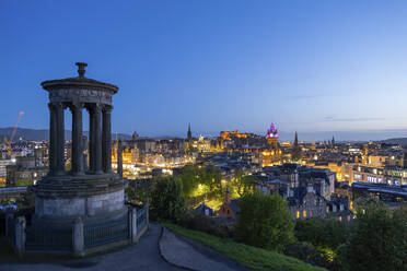 UK, Schottland, Edinburgh, Blick vom Calton Hill in der Abenddämmerung mit Dugald Stewart Monument im Vordergrund - ABOF00908