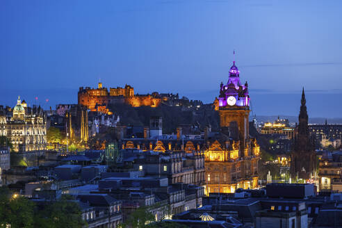 Großbritannien, Schottland, Edinburgh, Stadt in der Abenddämmerung mit Uhrenturm im Hintergrund - ABOF00909