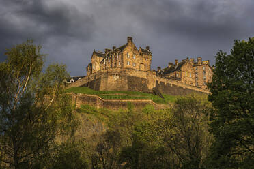 UK, Schottland, Edinburgh, Edinburgh Castle in der Abenddämmerung - ABOF00910