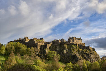 UK, Schottland, Edinburgh, Wolken über Edinburgh Castle - ABOF00911