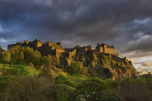 Großbritannien, Schottland, Edinburgh, Gewitterwolken über Edinburgh Castle in der Abenddämmerung - ABOF00912