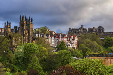 Großbritannien, Schottland, Edinburgh, Assembly Hall und Ramsay Garden Apartments mit Edinburgh Castle im Hintergrund - ABOF00914