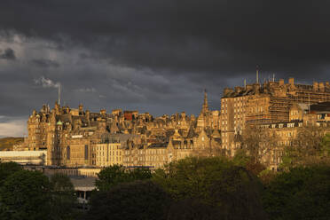 UK, Schottland, Edinburgh, Gewitterwolken über der Skyline der Altstadt - ABOF00916