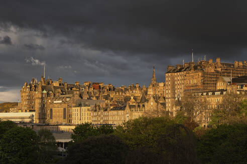 UK, Schottland, Edinburgh, Gewitterwolken über der Skyline der Altstadt - ABOF00916