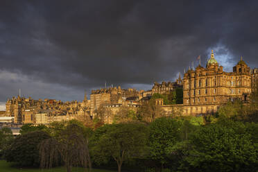 UK, Schottland, Edinburgh, Gewitterwolken über der Skyline der Altstadt - ABOF00917