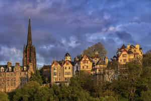 Großbritannien, Schottland, Edinburgh, Wolken über alten Stadthäusern in der Abenddämmerung - ABOF00918