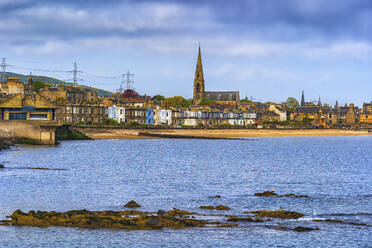 Großbritannien, Schottland, Edinburgh, Portobello Beach mit Häusern im Hintergrund - ABOF00921