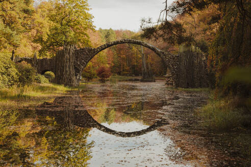 Deutschland, Sachsen, Blick auf die Rakotzbrucke im Herbst - NGF00798