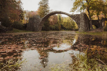 Deutschland, Sachsen, Blick auf die Rakotzbrucke im Herbst - NGF00800