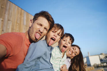 Glückliche Jungen haben Spaß mit Vater und Mutter im Urlaub - ASGF03841