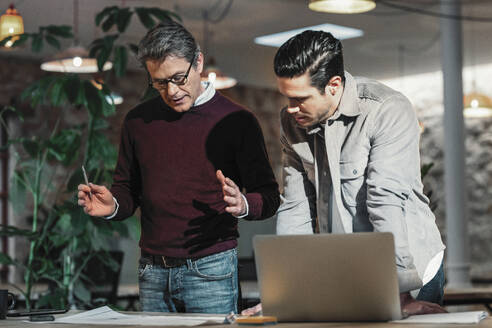 Architekt, Vater und Sohn, diskutieren im Büro - JSRF02519