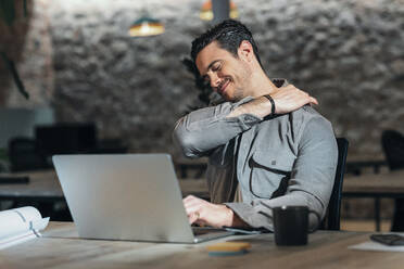 Architekt macht Pause nach der Benutzung eines Laptops im Büro - JSRF02532