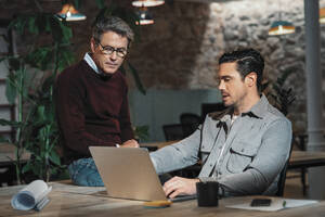 Architekt Vater und Sohn benutzen Laptop im Büro - JSRF02533
