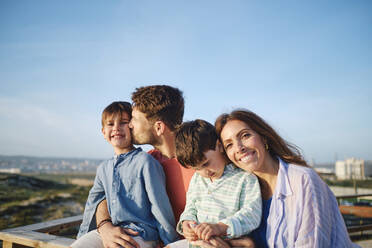 Glückliche Frau mit Familie an einem sonnigen Tag - ASGF03879