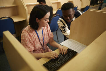 University students using computer in library - ISF26130