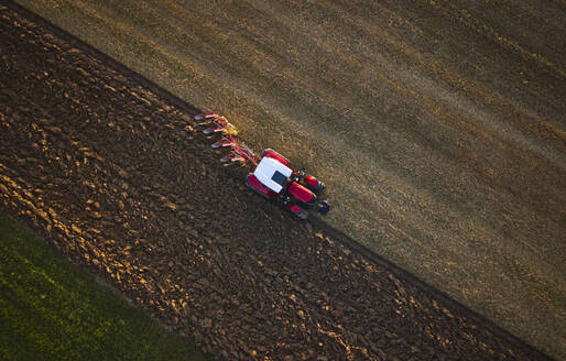 Landwirt arbeitet mit Traktor auf dem Feld - CVF02446