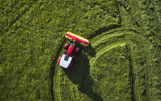 Reifenspuren eines Traktors auf Gras in einem Bauernhof - CVF02453